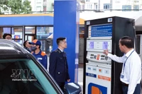 Las autoridades vigilan las operaciones comerciales en una tienda de Petrolimex en la calle Tran Quang Khai, Hanoi. Foto: VNA