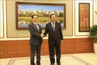 El presidente del Senado camboyano, Hun Sen (derecha), recibe al viceprimer ministro Bui Thanh Son. Foto: VNA