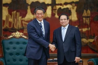 El primer ministro de Vietnam, Pham Minh Chinh (derecha) sostiene una reunión con el embajador japonés, Ito Naoki (Fuente: VNA)