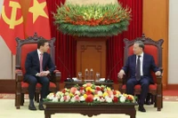 El secretario general del Partido Comunista de Vietnam, To Lam (derecha) recibe a Jeffrey David Perlman, director ejecutivo del fondo de inversión estadounidense Warburg Pincus (Fuente: VNA)