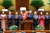 El secretario general To Lam entrega flores para felicitar al presidente de la Asamblea Nacional, Tran Thanh Man. Foto: VNA