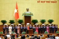 El secretario general To Lam entrega flores para felicitar al presidente de la Asamblea Nacional, Tran Thanh Man, . Foto: VNA