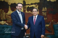 El primer ministro de Vietnam, Pham Minh Chinh, y el embajador del Reino Unido de Gran Bretaña e Irlanda del Norte en Vietnam, Iain Frew (Fuente: VNA)