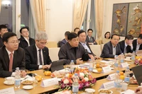 El viceprimer ministro Nguyen Chi Dung habla en la cita (tercero a la izquierda). (Fuente: VNA)