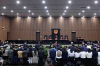 Escenas de la sesión judicial. Foto: VNA