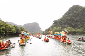 La procesión del dragón en el río se organiza conforme a rituales tradicionales. (Fuente: VNA)