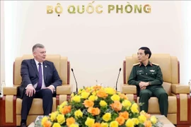 El general Phan Van Giang, miembro del Buró Político del Partido Comunista de Vietnam, subjefe de la Comisión Militar Central y ministro de Defensa, recibe al viceministro de Defensa Nacional de Polonia, Pawel Bejda. (Fuente: VNA)