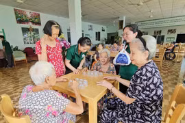Las personas mayores reciben atención de salud en el Centro de actividades y cuidado para ancianos Genki House. (Fuente: VNA)