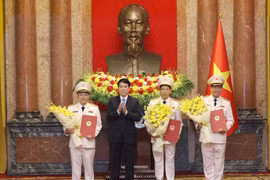El presidente vietnamita, Luong Cuong, entrega las decisiones de ascenso al rango de coronel general a los tres viceministros de Seguridad Pública. (Fuente: VNA)