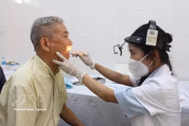Un anciano recibe un chequeo general de oído, nariz y garganta. (Fuente: VNA)