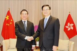 El viceprimer ministro vietnamita Ho Duc Phoc (izquierda) y el jefe de la Región Administrativa Especial de Hong Kong (China), Li Jiachao. (Fuente: VNA)