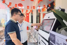 Funcionarios del Centro de Servicios Públicos de la comuna de Chi Lang, provincia de Lang Son, orientan a los residentes sobre el uso de los quioscos de servicios públicos con inteligencia artificial. (Fuente: VNA)