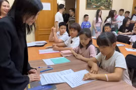 Nguyen Mai Huong, cónsul general de Vietnam en la ciudad de Ekaterimburgo, visita una clase de idioma vietnamita en Ufá. (Fuente: VNA)