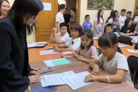 Nguyen Mai Huong, cónsul general de Vietnam en la ciudad de Ekaterimburgo, visita una clase de idioma vietnamita en Ufá. (Fuente: VNA)