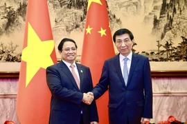 El primer ministro vietnamita, Pham Minh Chinh, con Wang Huning, miembro del Comité Permanente del Buró Político del Comité Central del Partido Comunista de China y presidente del Comité Nacional de la Conferencia Consultiva Política del Pueblo Chino. (Fuente: VNA)