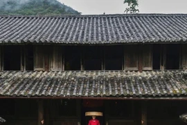 Helly Tong, famosa por su estilo de vida ecológico, suele exhibir elegancia y cercanía a la cultura a través de imágenes en lugares antiguos como Hoi An, Ha Giang o pueblos artesanales tradicionales.(Fuente: Facebook de Helly Tong)