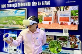 Un turista experimenta la tecnología VR (Fuente: VNA)