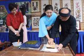 Turistas experimentan elaboración de pinturas de Dong Ho. (Fuente: VNA)