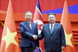 El secretario general del Partido del Trabajo de Corea y presidente de la Comisión de Asuntos Estatales del país anfitrión, Kim Jong Un, recibe al secretario general del Partido Comunista de Vietnam, To Lam. (Fuente: VNA)
