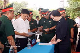 La viceprimera ministra de Vietnam, Pham Thi Thanh Tra, inspecciona los preparativos para una ceremonia de lanzamiento de las labores de búsqueda y recuperación de restos de combatientes caídos. (Fuente: VNA)