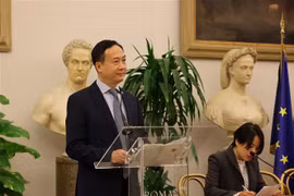 El embajador de Vietnam en Italia, Duong Hai Hung, habla en el evento. (Fuente: VNA)