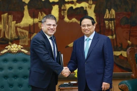 El primer ministro Pham Minh Chinh con el presidente y director general de AstraZeneca Vietnam, Nitin Kapoor. (Fuente: VNA)