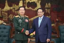 El primer ministro vietnamita, Pham Minh Chinh, recibe al teniente general Saichay Kommasith, viceministro de Defensa y jefe del Estado Mayor del Ejército Popular de Laos. (Fuente: VNA)