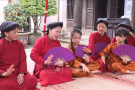 Los artistas interpretan el canto Xoan en el templo Lai Len, atrayendo a una gran cantidad de lugareños y turistas. (Fuente: VNA)