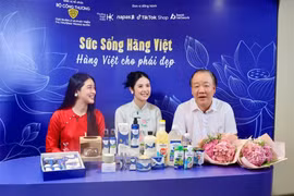En una sesión de livestream con conocidos. (Fuente: qdnd.vn)