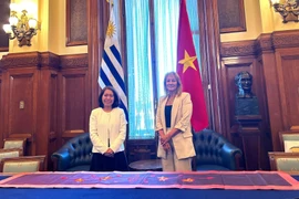 La embajadora de Vietnam en Uruguay, Ngo Minh Nguyet, se encuentra con la vicepresidenta electa, Carolina Cosse. (Fuente: VNA)