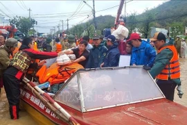 Las fuerzas operativas de la provincia de Gia Lai incrementan sus recursos humanos y materiales, centrándose en la evacuación de la población y el transporte de alimentos a las personas afectadas por las inundaciones. (Fuente: VNA)