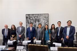 En el encuentro entre el embajador de Vietnam en Brasil, Bui Van Nghi, y Samo Tosatti, director de Relaciones Internacionales de Sao Paulo. (Fuente: VNA)