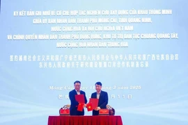 El presidente del Comité Popular de Mong Cai, Ho Quang Huy, y el alcalde del Gobierno Popular de la ciudad de Dongxing, Li Jian, en el evento. (Fuente: VNA)