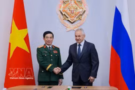 El ministro vietnamita de Defensa, general Phan Van Giang, y el general Sergei Shoigu, secretario del Consejo de Seguridad de la Federación de Rusia. (Fuente: VNA)