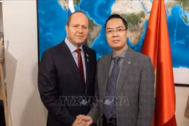 El consejero comercial de la Embajada de Vietnam en Israel, Le Thai Hoa, y Nir Barkat, ministro de economía e industria de Israel. (Fuente: VNA)