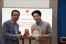 El embajador Dang Minh Khoi y el joven cantante Duc Phuc. (Fuente: VNA)