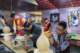 Los artesanos alfareros de Bat Trang exhiben sus productos en la ceremonia de certificación para la cerámica de Bat Trang. (Fuente: VNA)
