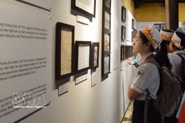 Los estudiantes investigan la vida del rey Ham Nghi. (Fuente: VNA)