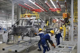 Los trabajadores ensamblan automóviles en la línea de producción en la fábrica Hyundai Thanh Cong. (Fuente: VNA)