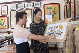 Visitantes observan pinturas populares de Dong Ho. (Fuente: VNA)