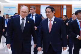 El primer ministro de Vietnam, Pham Minh Chinh, con el presidente de Rusia, Vladimir Putin. (Fuente: VNA)