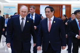 El primer ministro de Vietnam, Pham Minh Chinh, con el presidente de Rusia, Vladimir Putin. (Fuente: VNA)