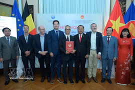 En la entrega del certificado de registro de inversión para el proyecto de la planta láctea Be Milk. (Fuente: VNA)