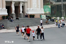Turistas visitan la Ópera de Ciudad Ho Chi Minh. (Fuente: VNA)
