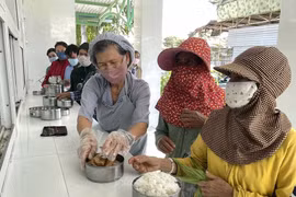 Los pacientes pobres que reciben tratamiento en el Hospital General de Ninh Thuan reciben comidas del comedor solidario "Comprensión y Amor". (Fuente: VNA)