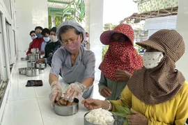 Los pacientes pobres que reciben tratamiento en el Hospital General de Ninh Thuan reciben comidas del comedor solidario "Comprensión y Amor". (Fuente: VNA)
