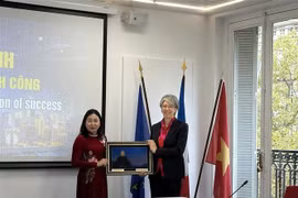 La vicesecretaria permanente del Comité del Partido de Ninh Binh, Dinh Thi Lua, entrega regalo a Géraldine Lemblé, subdirectora general de MEDEF. (Fuente: VNA)