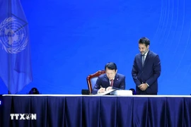 El ministro de Seguridad Pública de Vietnam, Luong Tam Quang, firma la Convención de las Naciones Unidas contra el Delito Cibernético. (Fuente: VNA)