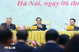 El primer ministro Pham Minh Chinh preside la reunión para revisar las actividades del Comité Nacional de Transformación Digital y el Proyecto 06. (Fuente: VNA)