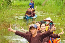 Turistas en la zona forestal de U Minh Ha. (Fuente: VNA)